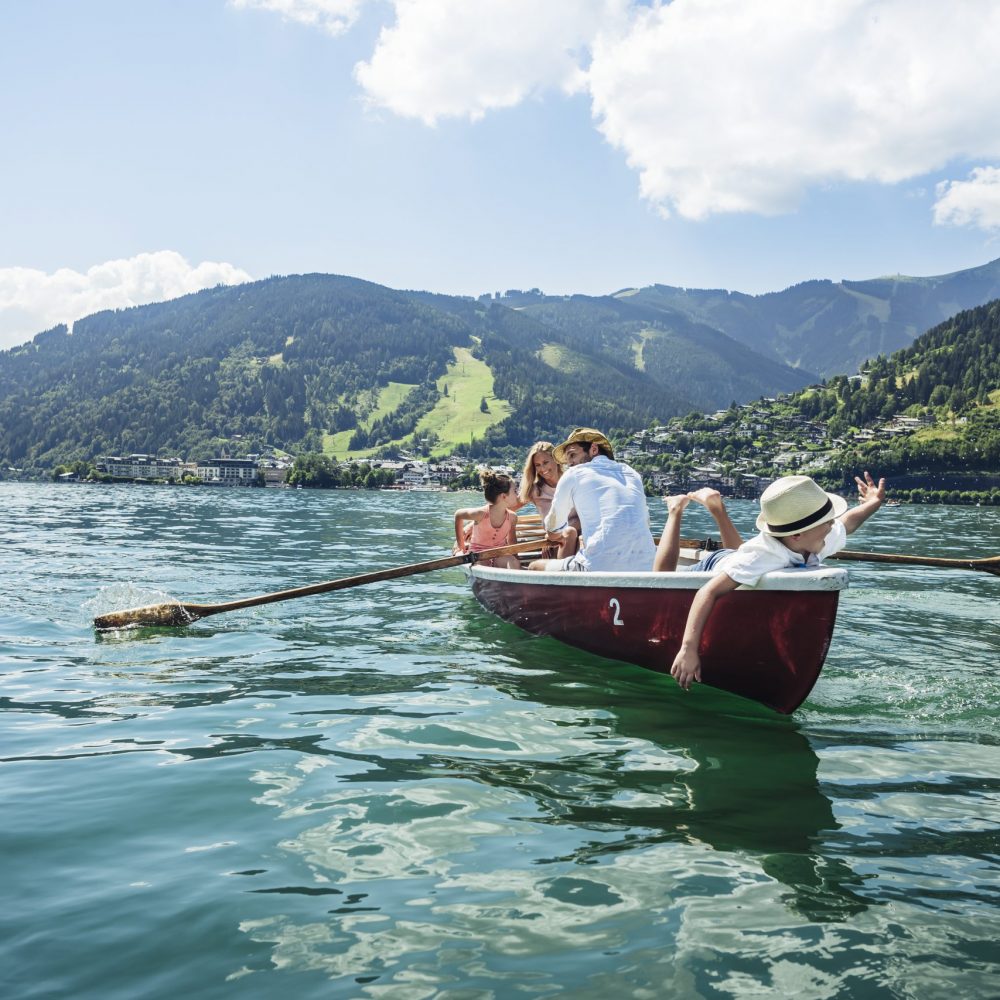 Familie mit Ruderboot am Zeller See im Sommer
