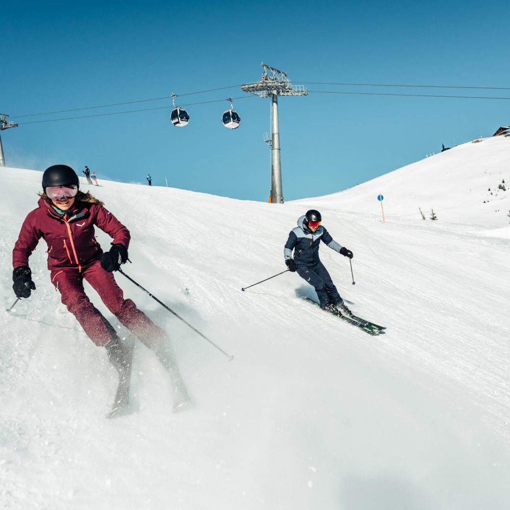Pärchen beim Skifahren auf der Schmittenhöhe
